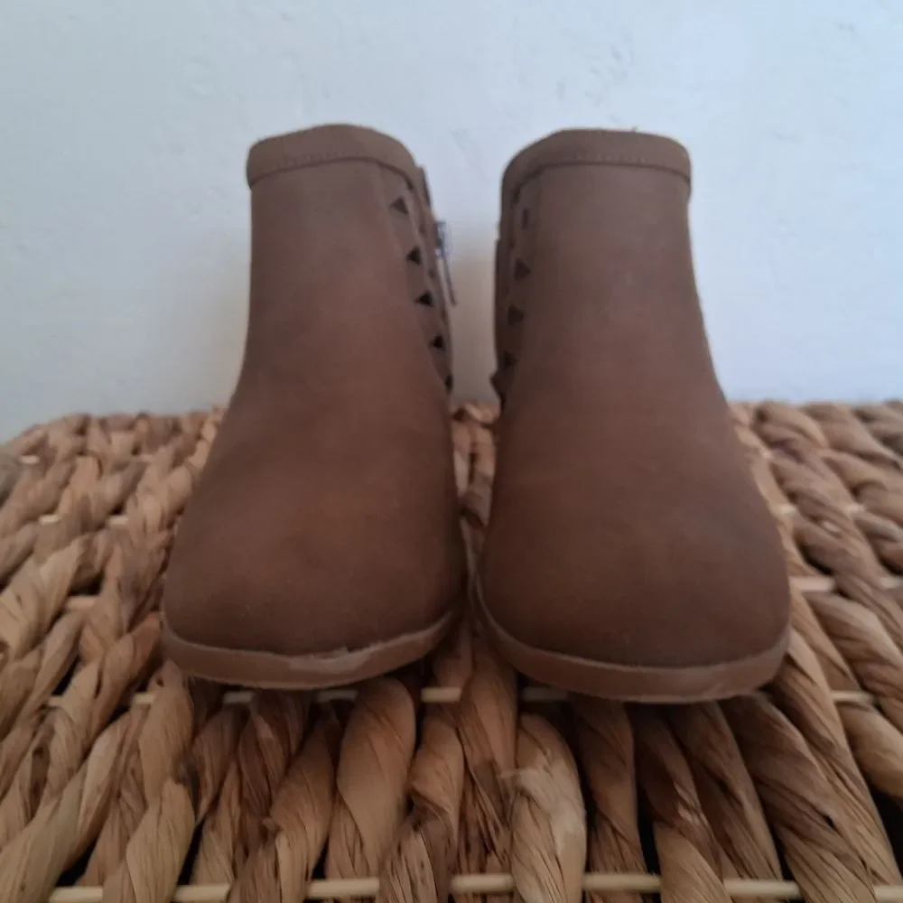 SODA SIZE 6.5 BOHO-CHIC Taupe Cutout Low Heel Ankle Booties